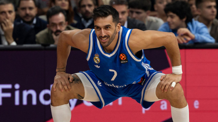 Auuuu, morate ovo da vidite - Odavde je dao koš i to preko glave (VIDEO)