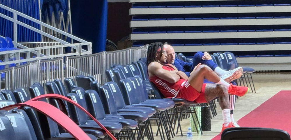 (FOTO/VIDEO) Hm, šta li se ovde mulja? Dok ekipa trenira, Saša Obradović i Moneke kuju tajni plan