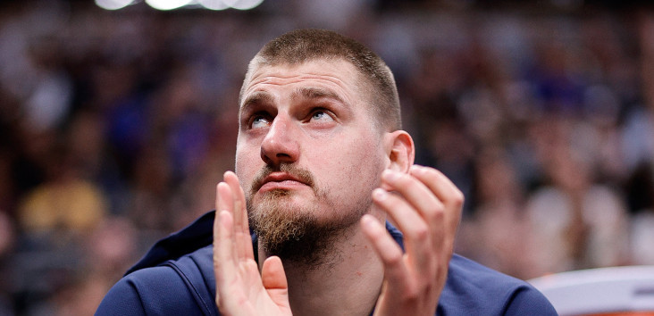 Jokić i Amerikanac se izljubili po srpski - tri puta: Pogledajte neobičnu situaciju (VIDEO)