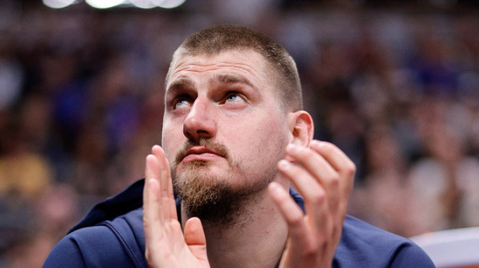 Jokić i Amerikanac se izljubili po srpski - tri puta: Pogledajte neobičnu situaciju (VIDEO)