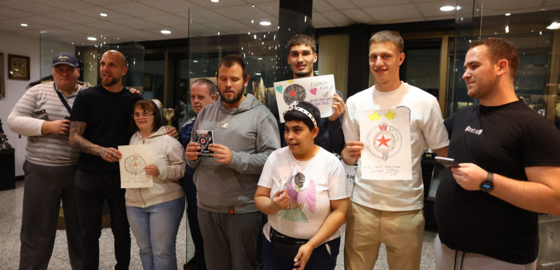 Emotivne scene u Humskoj: Fudbaleri Partizana ugostili navijače sa smetnjama u razvoju (FOTO)