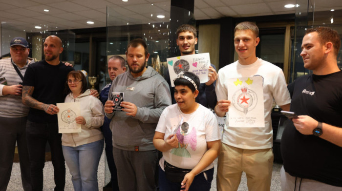 Emotivne scene u Humskoj: Fudbaleri Partizana ugostili navijače sa smetnjama u razvoju (FOTO) Emotivne scene u Humskoj: Fudbaleri Partizana ugostili navijače sa smetnjama u razvoju (FOTO)