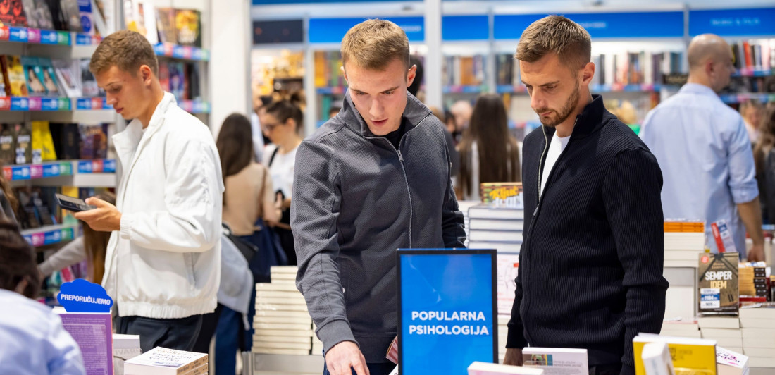 Fudbaleri Železničara posetili sajam: Loptu zamenili knjigom, a trenerima poklonili Fergusonovu biografiju