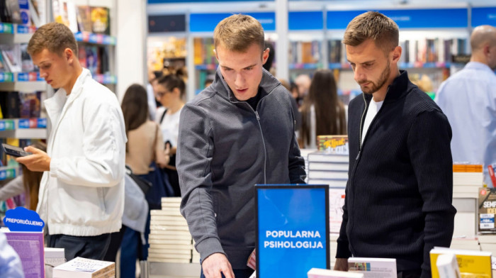 Fudbaleri Železničara posetili sajam: Loptu zamenili knjigom, a trenerima poklonili Fergusonovu biografiju Fudbaleri Železničara posetili sajam: Loptu zamenili knjigom, a trenerima poklonili Fergusonovu biografiju