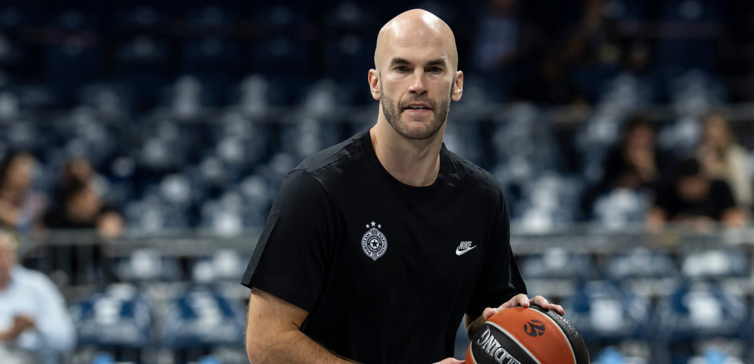 Samo što je obukao dres Partizana: Nik Kalates oduševio navijače u Areni (FOTO/VIDEO)