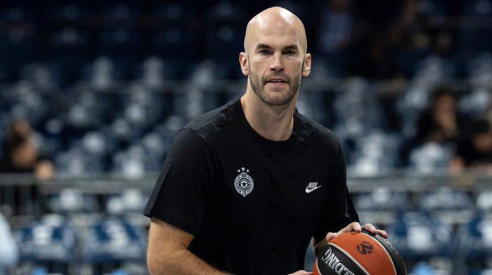 Samo što je obukao dres Partizana: Nik Kalates oduševio navijače u Areni (FOTO/VIDEO) Samo što je obukao dres Partizana: Nik Kalates oduševio navijače u Areni (FOTO/VIDEO)