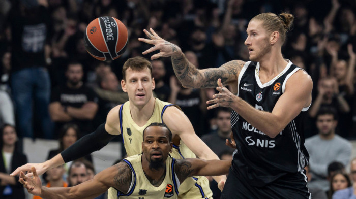 Džabe sve, Partizan ne može bez glupih grešaka! Klajburn presudio crno-belima sa pola terena Džabe sve, Partizan ne može bez glupih grešaka! Klajburn presudio crno-belima sa pola terena