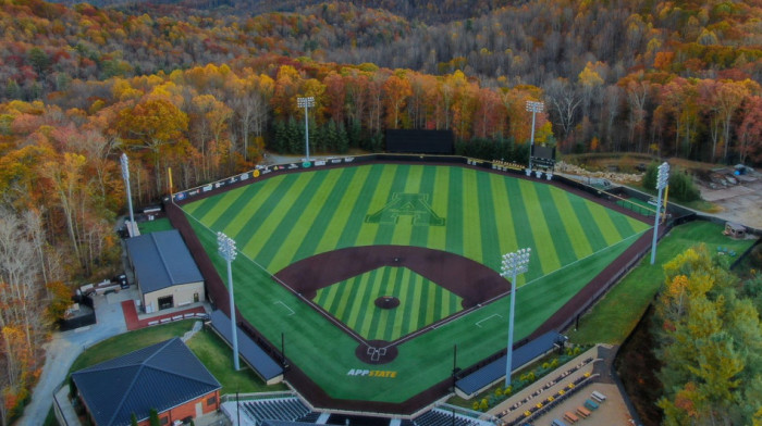 Strašna tragedija: Čuveni sportista (37) imao srčani udar za volanom, pa umro posle saobraćajne nesreće Strašna tragedija: Čuveni sportista (37) imao srčani udar za volanom, pa umro posle saobraćajne nesreće