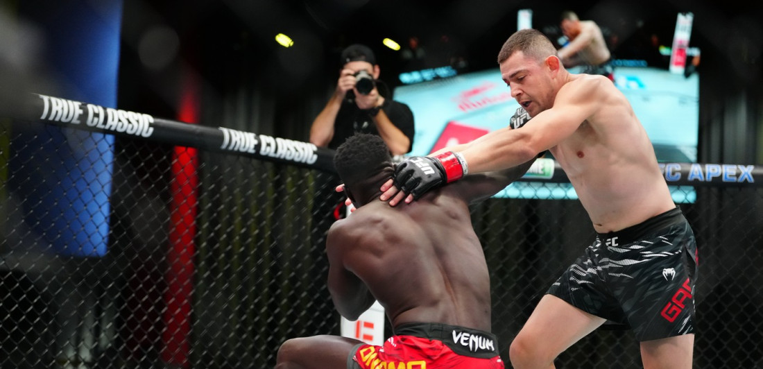 Surova brutalnost: Amerikanac razornim udarcima isprebijao rivala (VIDEO)