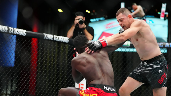 Surova brutalnost: Amerikanac razornim udarcima isprebijao rivala (VIDEO)