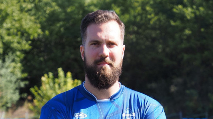 Raduljica u kopačkama: Bivši košarkaš u do sada neviđenom izdanju (VIDEO)