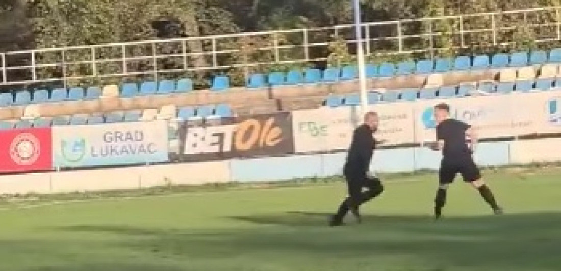 Strašan sukob u komšiluku: Navijači uleteli na teren i tukli sudije (VIDEO)