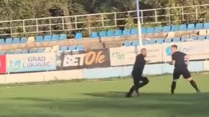 Strašan sukob u komšiluku: Navijači uleteli na teren i tukli sudije (VIDEO)