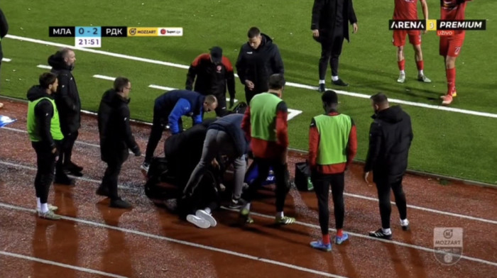 Momenat koji je prethodio tragediji: Žižoviću pozlilo pored klupe (VIDEO)