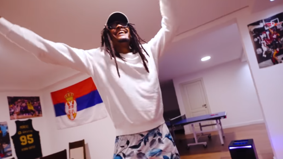 Čima Moneke zapalio Srbiju - Uz Sinana i srpsku zastavu slavio Zvezdinu pobedu (VIDEO)