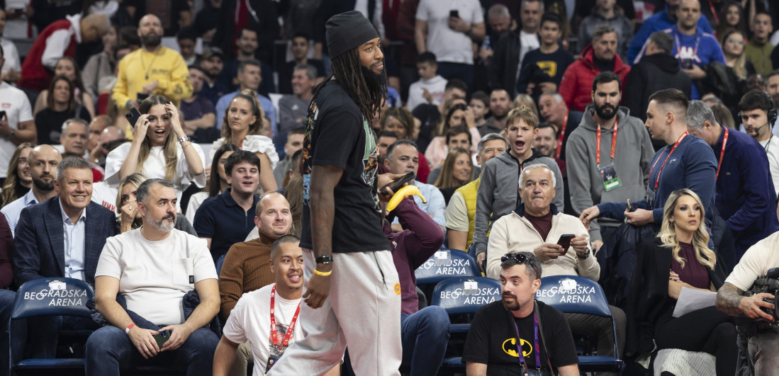 Skandalozno ponašanje Lesora u Areni: Provocirao navijče držeći bananu u visini polnog organa (VIDEO)