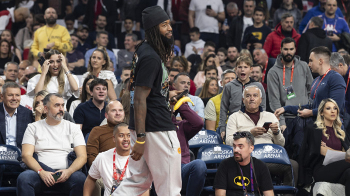 Skandalozno ponašanje Lesora u Areni: Provocirao navijče držeći bananu u visini polnog organa (VIDEO)