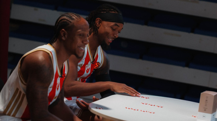 Urnebesne scene ispred Arene: Zvezdin Amerikanac i trubači u epizodi "Daj neki dinar" (VIDEO)