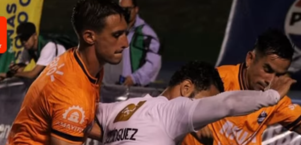 Skandalozna scena - Fudbaler gurnuo prste u zadnjicu rivalu (VIDEO)