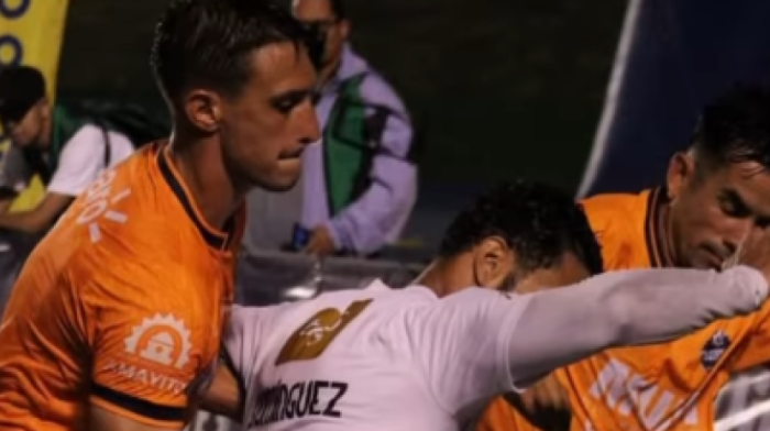 Skandalozna scena - Fudbaler gurnuo prste u zadnjicu rivalu (VIDEO)