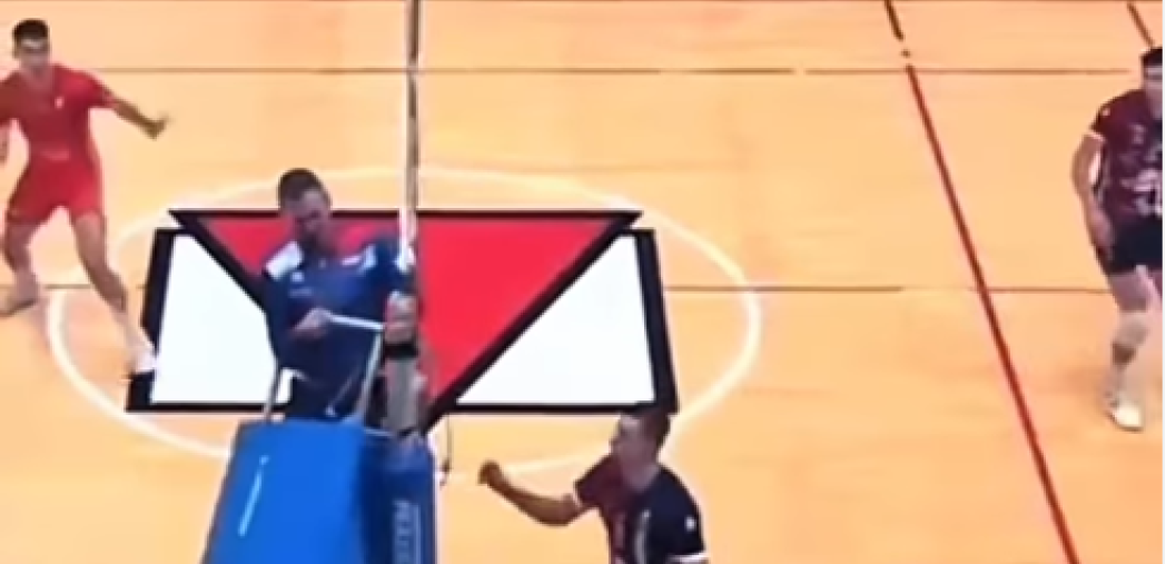 Odbojkaški sudija umalo pao sa stolice usred meča (VIDEO)
