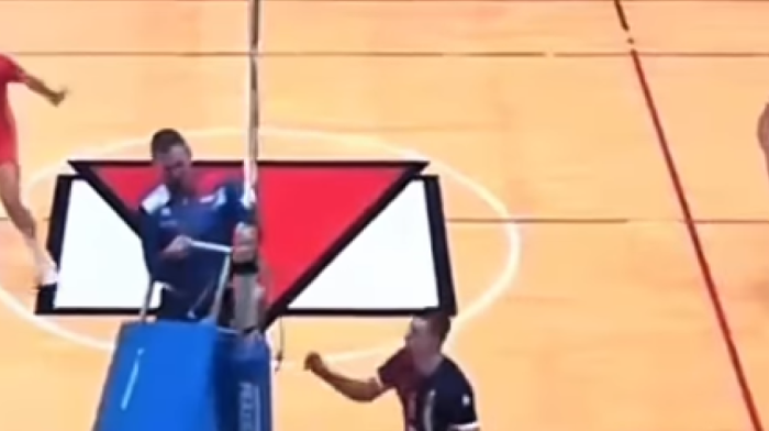 Odbojkaški sudija umalo pao sa stolice usred meča (VIDEO)
