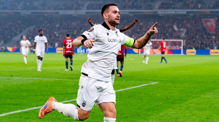 Andrija Živković ispisao istoriju: Emotivna ceremonija u svlačionici nakon meča (VIDEO)