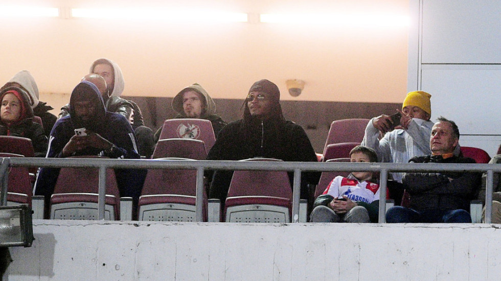 Evo kako je Čima Moneke bodrio fudbalere Zvezde protiv Lila (FOTO)