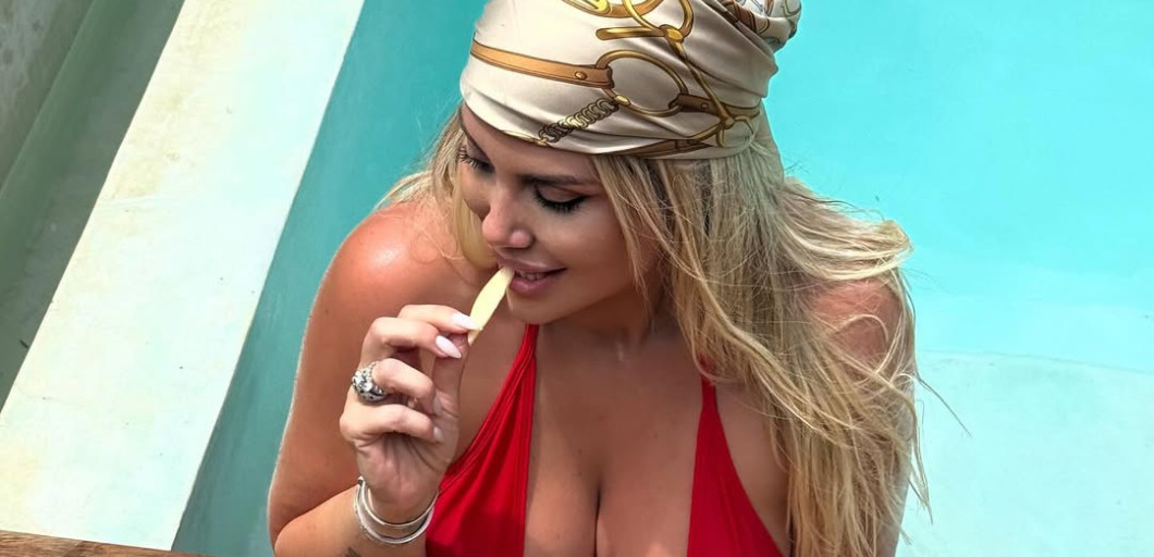 Grudi sočne kao dve lubenice: Vanda jedva obuzdala bujno poprsje, ispod bikinija se ocrtale bradavice (FOTO)