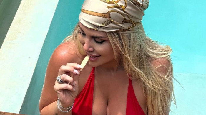 Grudi sočne kao dve lubenice: Vanda jedva obuzdala bujno poprsje, ispod bikinija se ocrtale bradavice (FOTO)