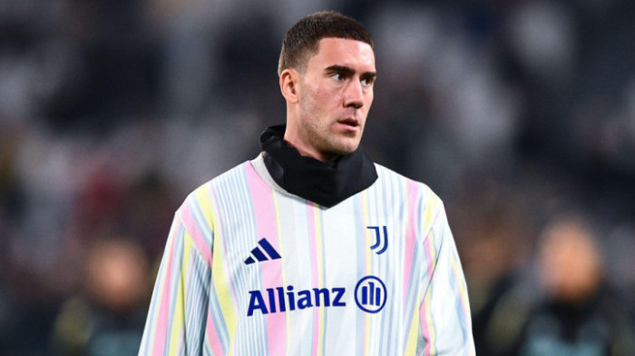 (VIDEO) Vlahović dobio pesnicu u glavu! Momentalno se srušio, lekari hitno reagovali