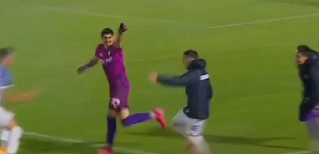 (VIDEO) Au, kakav gol sa 90 metara: Da, dobro ste pročitali - Ovako nešto se retko kad viđa