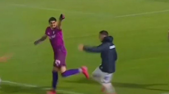 (VIDEO) Au, kakav gol sa 90 metara: Da, dobro ste pročitali - Ovako nešto se retko kad viđa