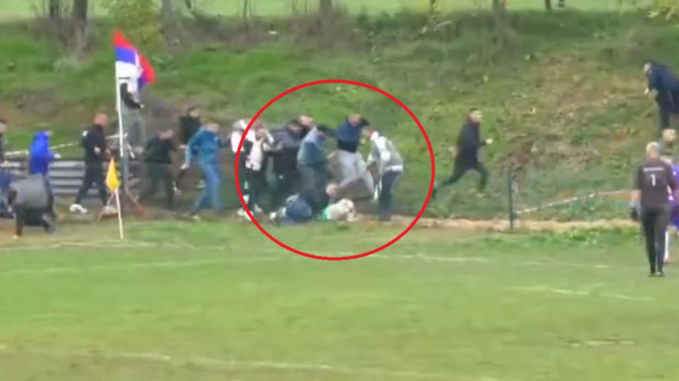 (UZNEMIRUJUĆI VIDEO) Pregaženo dete na utakmici, strašna tuča na meču srpske lige