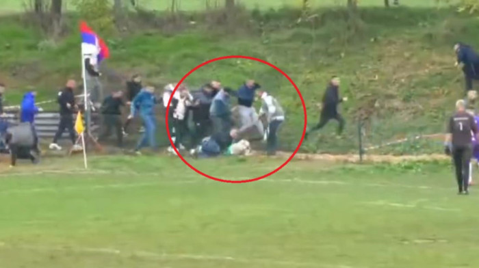 (UZNEMIRUJUĆI VIDEO) Pregaženo dete na utakmici, strašna tuča na meču srpske lige