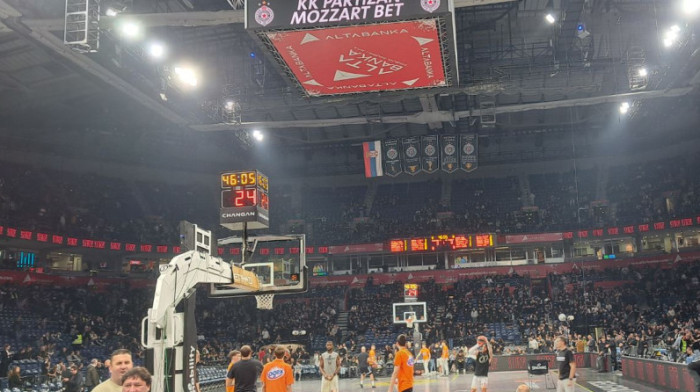 (VIDEO) Ufff, vrelo u Areni: Navijači Partizana ne zaboravljaju izdaju - Pogledajte pakleni doček za Mirotića