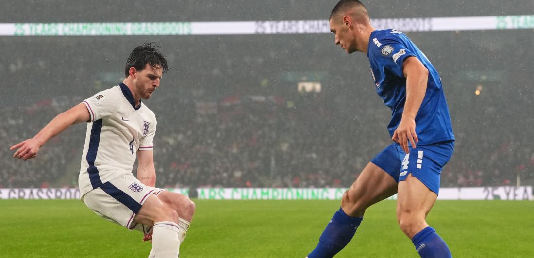 Natalijina ramonda na grudima "orlova": Srbija u posebnoj opremi za meč sezone (VIDEO)