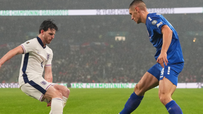 Natalijina ramonda na grudima "orlova": Srbija u posebnoj opremi za meč sezone (VIDEO)