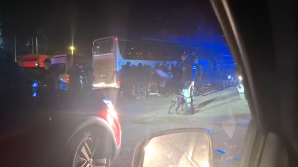 (VIDEO) Pale srpske zastave - Bosanci se iživljavaju na braći Rumunima, težak skandal