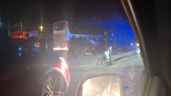 (VIDEO) Pale srpske zastave - Bosanci se iživljavaju na braći Rumunima, težak skandal