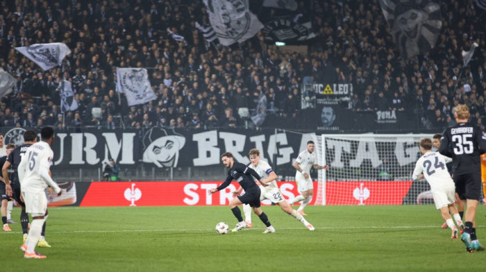 (VIDEO) Hit! Grmi "Ej, otkad sam se rodio" u Ligi Evrope: Zvezdin rival luduje uz Sinana Sakića i Južni Vetar