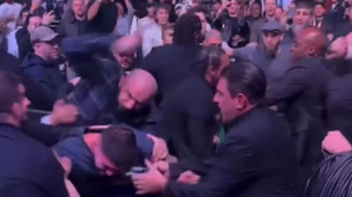 Skandal na UFC u Njujorku - Žestoka makljaža, ne zna se ko koga bije: Dilona Danisa izveli sa lisicama (VIDEO)