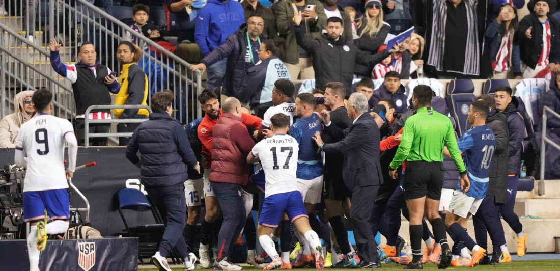 Sevale pesnice, krvnički udarci... Ceo svet priča o makljaži fudbalera Amerike i Paragvaja