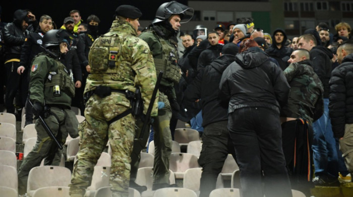 Pojavio se snimak: Ovako su Bosanci pendrecima mlatili Rumune zbog skandiranja "Srbija, Srbija"