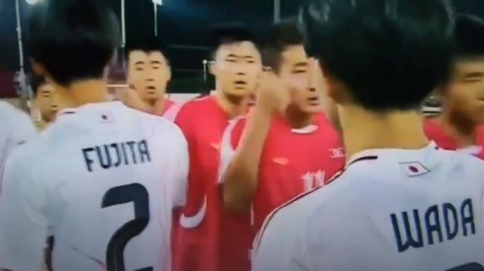 Ljudi, šta se dešava? Svet bruji o bizarnom pozdravu fudbalera, svi su mislili da će se potući (VIDEO)