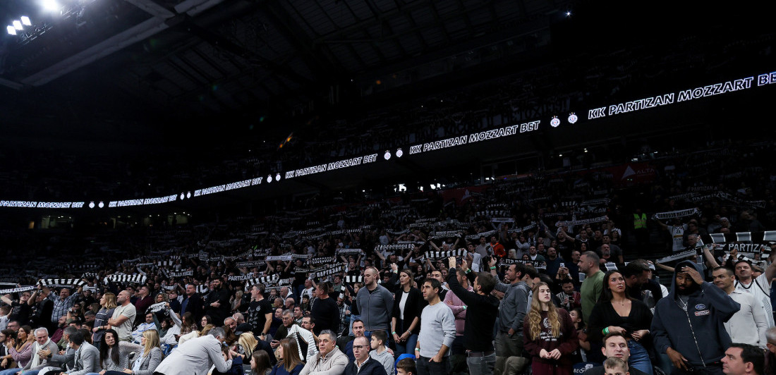 Miloš Obilić zaklao Murata usred "Arene" - Ludilo na meču Partizana sa turskim timom (FOTO)