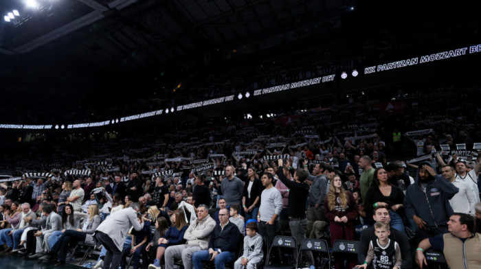 Drama u Areni: Navijač kolabirao na tribinama, lekar Partizana pritrčao da mu spase život