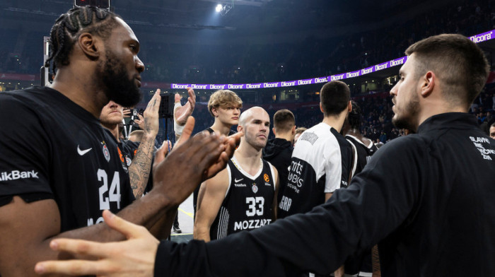 Tenzije u Areni: Navijači zvižducima pozdravili košarkaše - Tajrik zakuvao (VIDEO)