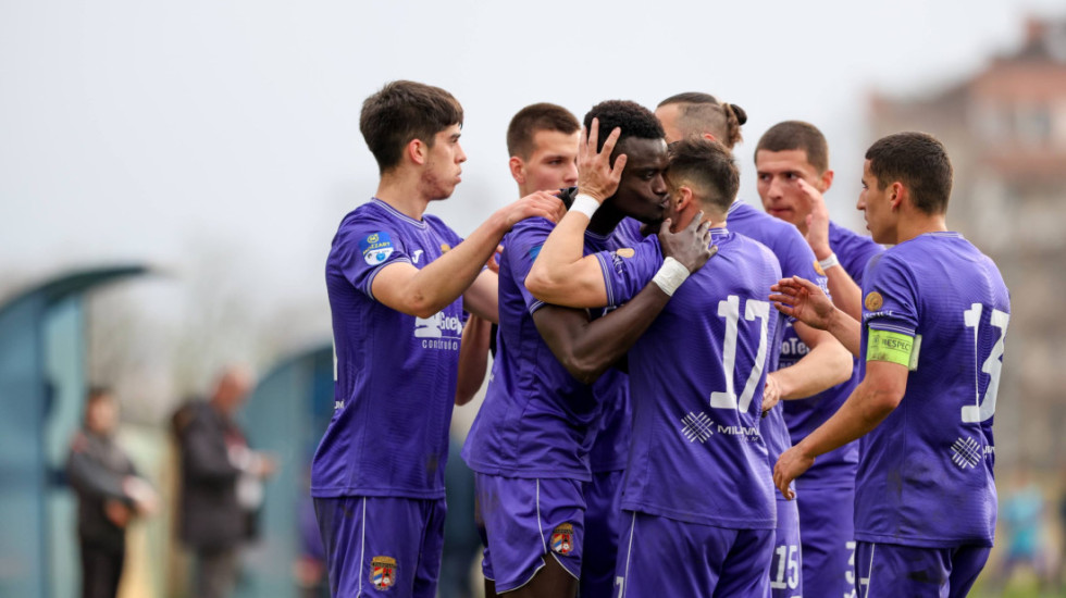 Skandal u Čačku! Huligani napali fudbalere i razbili Zvezdin autobus