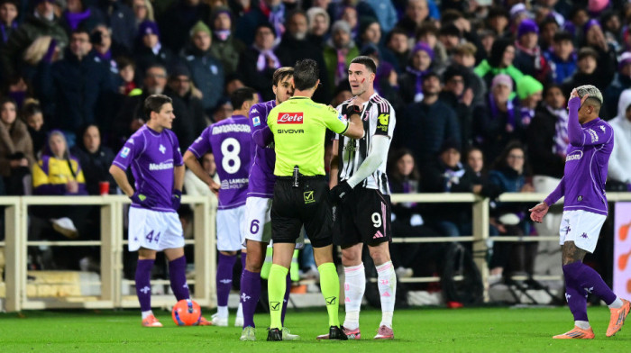 Skandal u Italiji! Sudija usred utakmice molio Vlahovića da ne napušta teren! (FOTO GALERIJA)